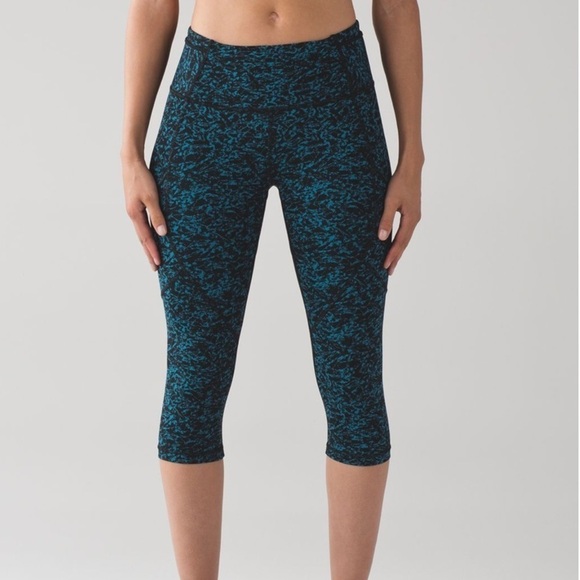 Lululemon Outrun 17" Crop Legging Tight
Iced Wave Capri Black / Black - Picture 2 of 9